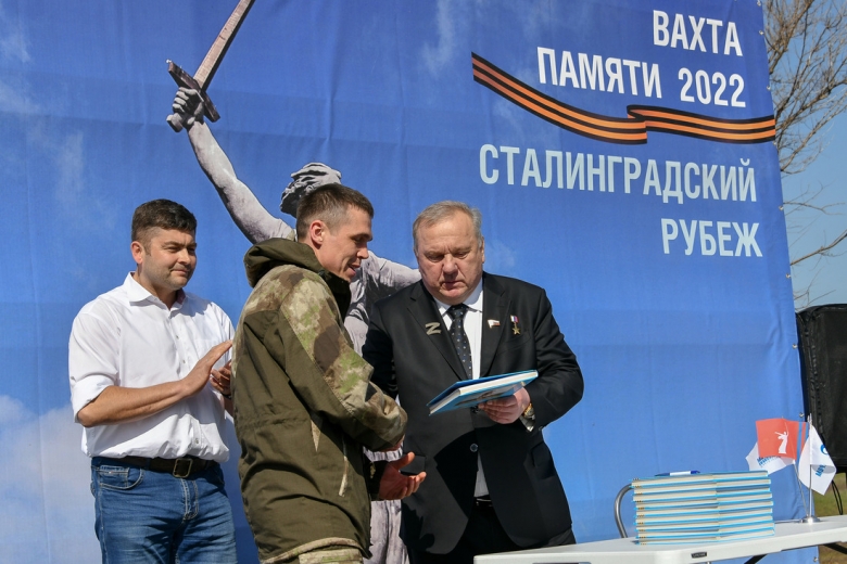 Герой России, заместитель Председателя Комитета Государственной Думы по развитию гражданского общества, вопросам общественных и религиозных объединений Владимир Шаманов провел презентацию книги «Легендарный Маресьев», соавтором которой он является и вручил поисковикам памятные экземпляры книги с именными дарственными надписями