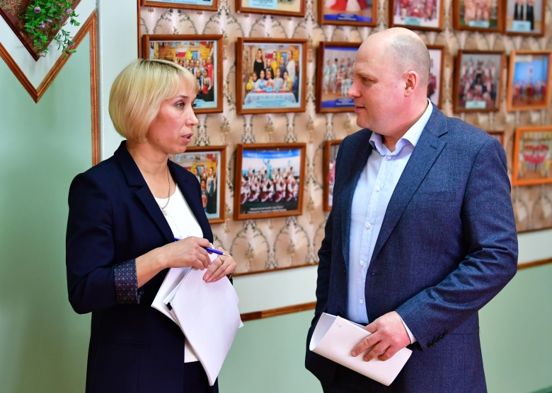Слева – председатель ППО Заволжского ЛПУМГ Юлия Семенова, справа - председатель ОППО  Максим Ворон, 2019 г.