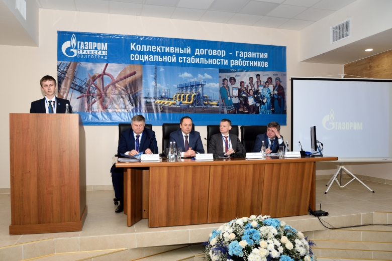 Слева направо: председатель Совета молодых ученых и специалистов ООО «Газпром трансгаз Волгоград» Владимир Халяпин, председатель ОППО «Газпром трансгаз Волгоград профсоюз» Алексей Климов, генеральный директор ООО «Газпром трансгаз Волгоград» Юрий Марамыгин, заместитель начальника Департамента ПАО «Газпром» Александр Шагов, заместитель председателя Межрегиональной профсоюзной организации «Газпром профсоюз» Кирилл Богуш