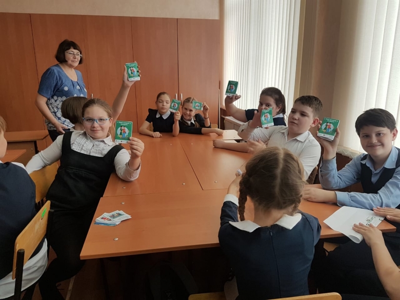 Школьники с карманными книжками "Мой лучший экодень"