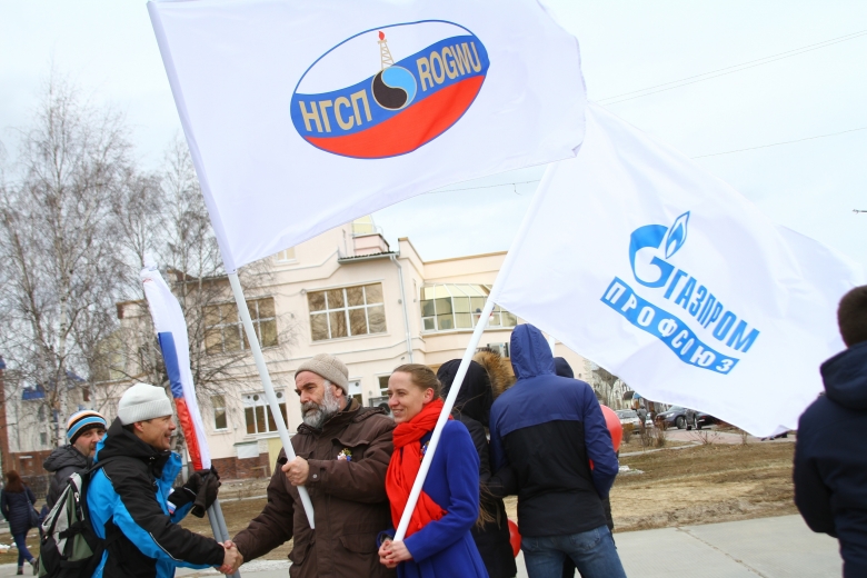 Ветер был сильный - флаги развевались красиво