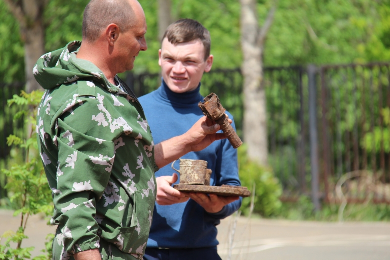 Алексей Картуз рассказал ребятам о находках