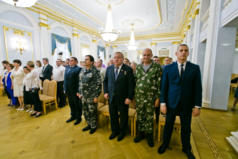 Звучит гимн Российской Федерации