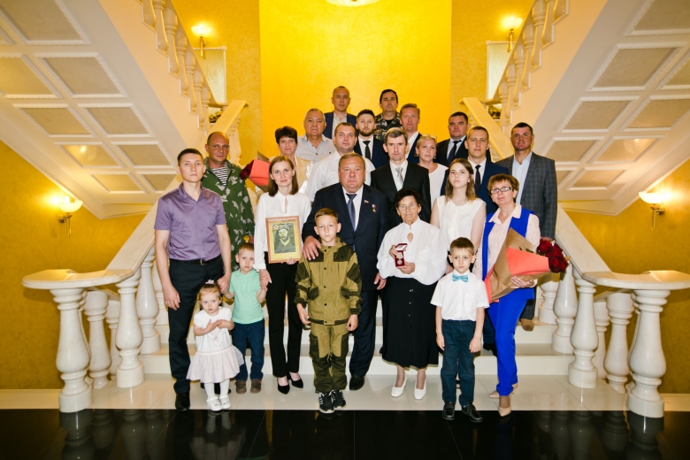 Семья Ивана Горшихина с участниками клуба «Виктория», работниками Оренбургского ГПЗ и депутатом Государственной Думы РФ Владимиром Шамановым