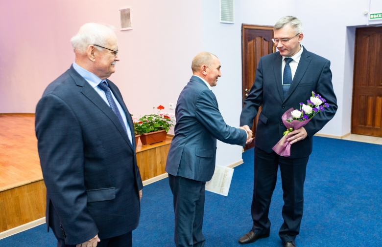 Владимир Точилин и Андрей Дорощук награждают Асхата Зайнетдинова, ведущего инженера отдела главного метролога