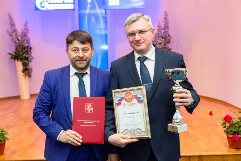 Игорь Наумов вручает диплом Андрею Дорощуку за победу Сургуского ЗСК в Спартакиаде трудовых коллективов сельского поселения Солнечный