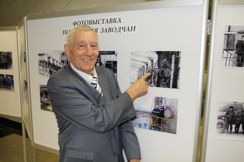 Фотовыставка «Поколения заводчан». Фанир Абдрафиков нашел на фотоснимке 80-х годов себя