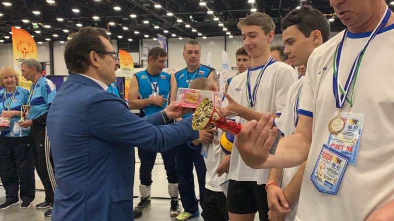 Сергей Гутников — президент Спортивной Федерации спорта инвалидов Санкт-Петербурга, генеральный директор Специального Олимпийского комитета награждает лучших спортсменов