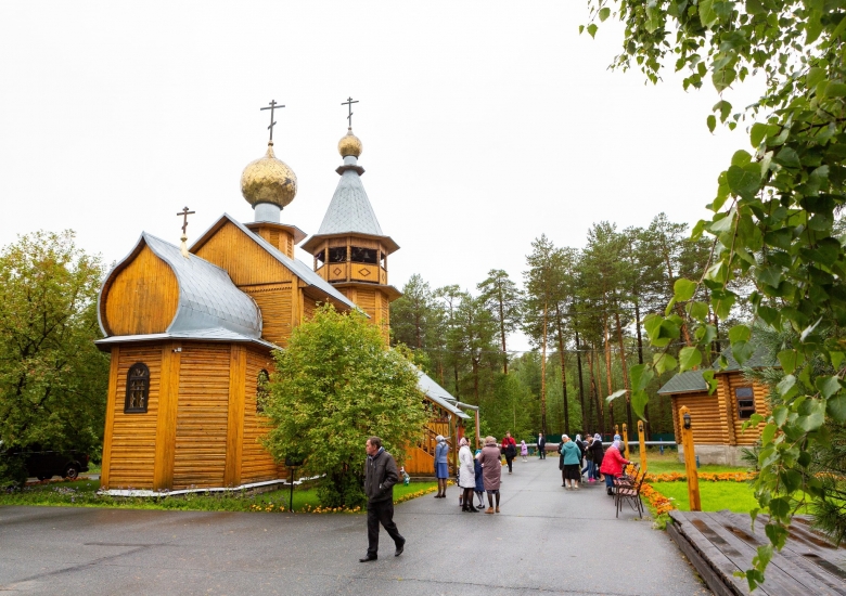 На территории храма
