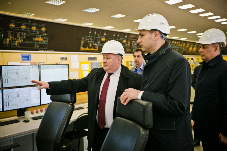 Директор Оренбургского ГПЗ Михаил Морозов знакомит Дениса Паслера с производственным процессом