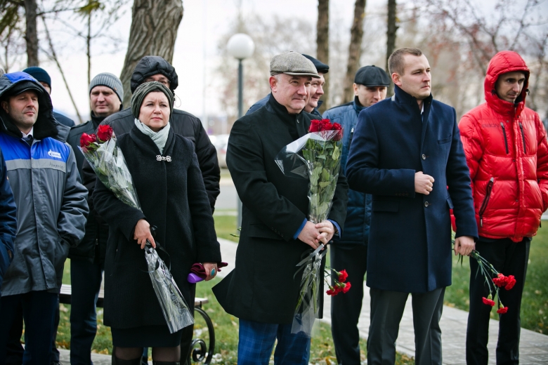 На митинге памяти Виктора Черномырдина — близкие, коллеги, друзья...