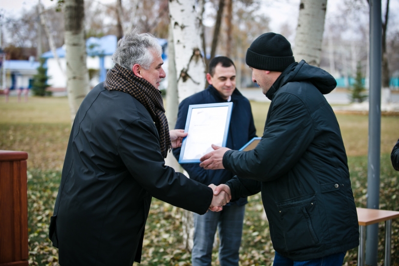 Виталий Черномырдин вручает благодарственные письма работникам Оренбургского ГПЗ за помощь в создании музея памяти Виктора Черномырдина