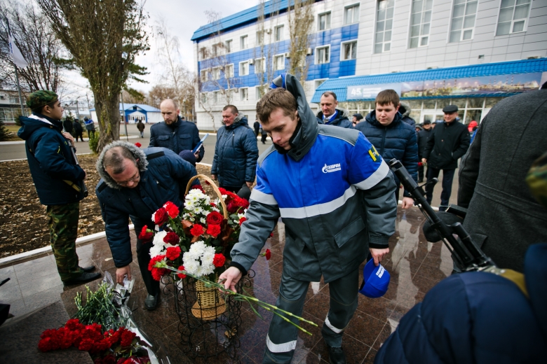 Возложение цветов к памятнику Виктора Черномырдина