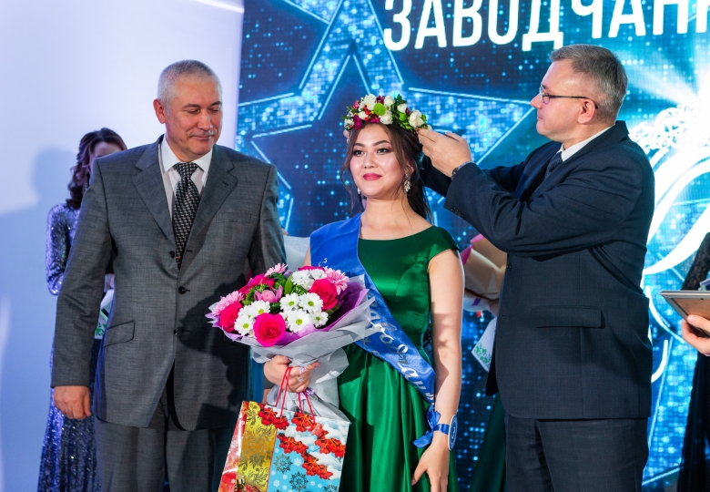 Андрей Дорощук,директор звода,(справа) и Сергей Талалев,главный инженер,вручают Нурзаде Султанбековой приз зрительских симпатий