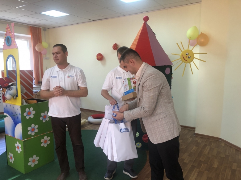 Представители Совета молодых ученых и специалистов Астраханского ГПЗ передали для учащихся развивающие игры