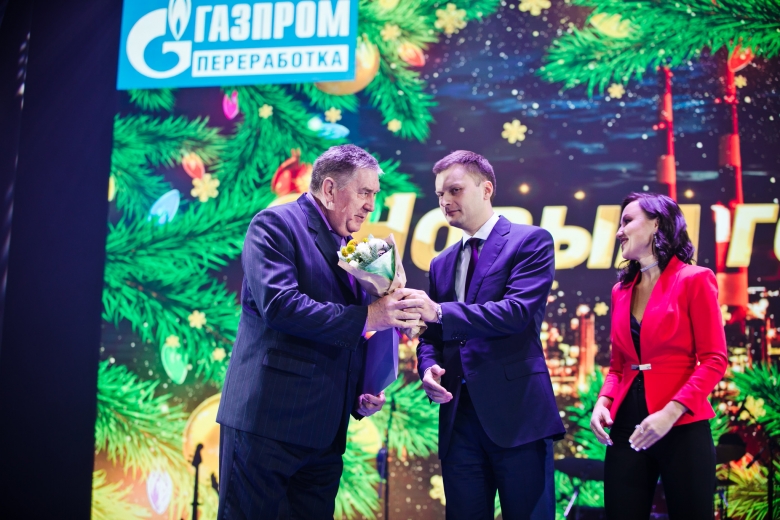 Награды лучшим работникам вручает Владимир Гуков