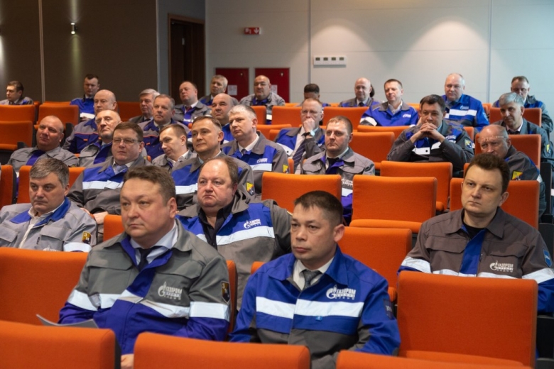 Дресс-код совещания соответствует объявленному в «Газпром добыча Надым» году средств индивидуальной защиты