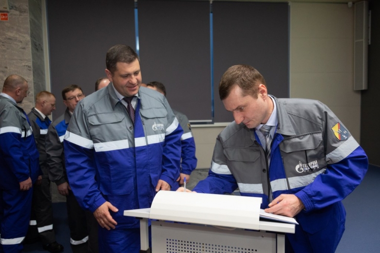 Дмитрий Щёголев, начальник Ямальского газопромыслового управления, подписывает личные обязательства лидерства в области промышленной безопасности