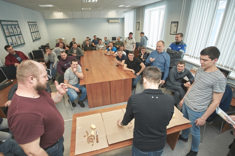 На втором этапе конкурсной программы нужно быстро и качественно почистить картошку