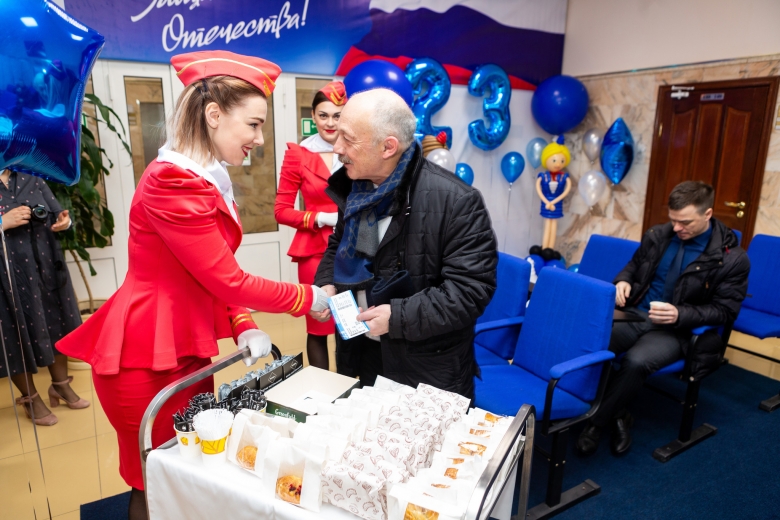 Вручение посадочного талона с праздничным поздравлением