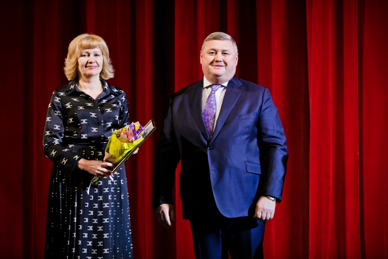 Награду Министерства энергетики РФ Лилии Гордеевой вручил директор завода Михаил Морозов