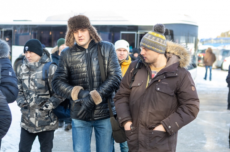 Прибытие вахтовых автобусов на Сургутский ЗСК