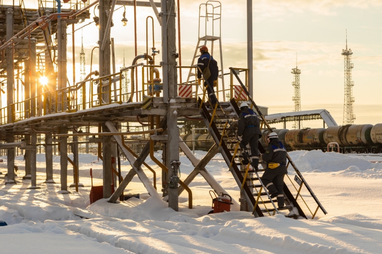 Сливо-наливная эстакада светлых нефтепродуктов на Сургутском ЗСК