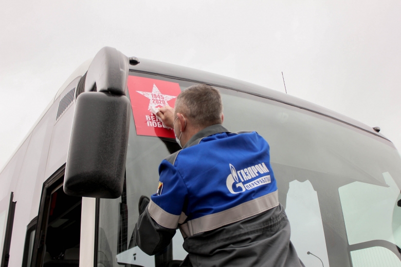 Постеры с корпоративной символикой ПАО Газпром в честь 75-летия Победы