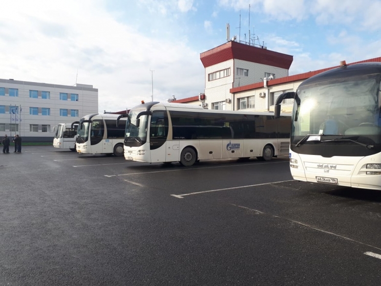 Медосмотр газовики проходят в прибывших к аэровокзалу автобусах
