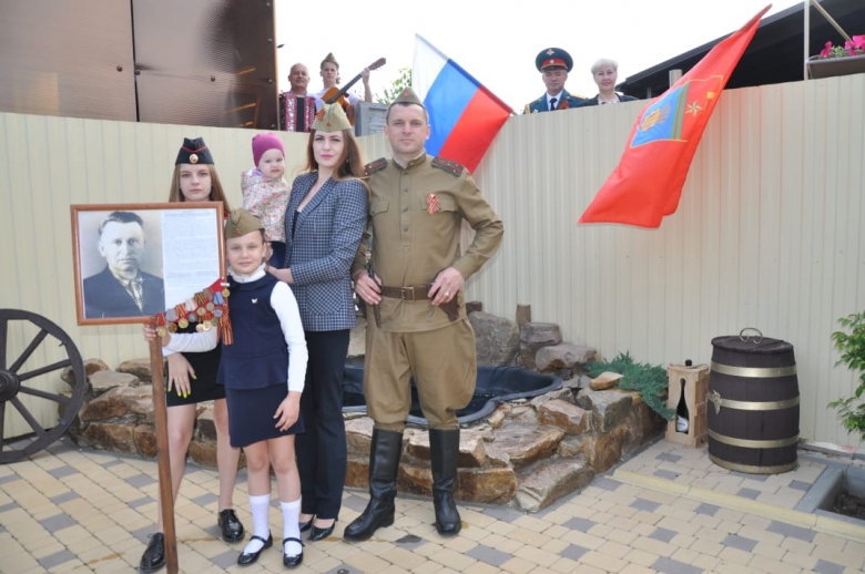 Инженер-эколог, руководитель поискового отряда Общества «Горячий снег» Дмитрий Соколов вместе с соседями записал патриотический видеоролик и выложил в социальную сет