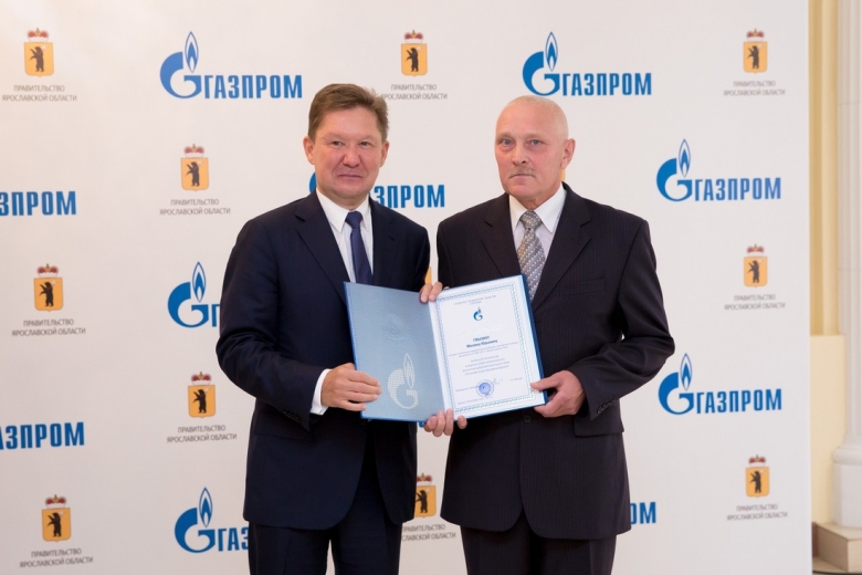 Награждение Михаила Гмызина — слесаря по контрольно- измерительным приборам и автоматике 6 разряда Службы автоматизированных систем управления, автоматики и телемеханики