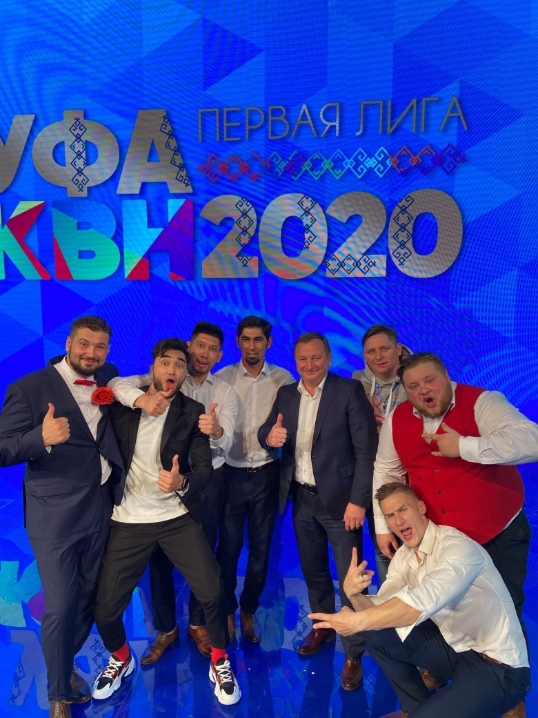 Команда «Сердце Каспия» и председатель ОППО «Газпром переработка профсоюз» Сергей Васин (в центре)