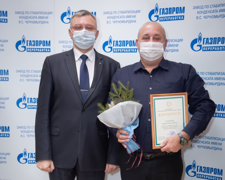  Андрей Дорощук награждает Игоря Литвинова, начальника смены цеха контрольно-измерительных приборов и автоматики