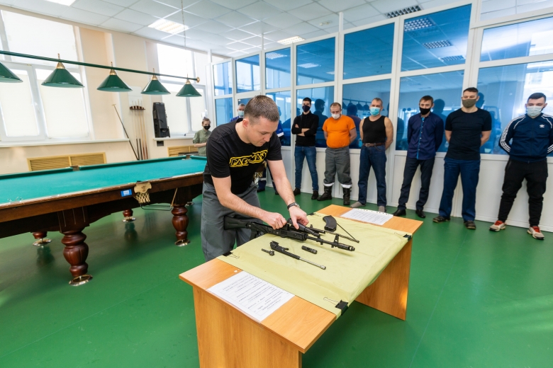 Сергей Щербаков, электромонтёр электротехнической лаборатории