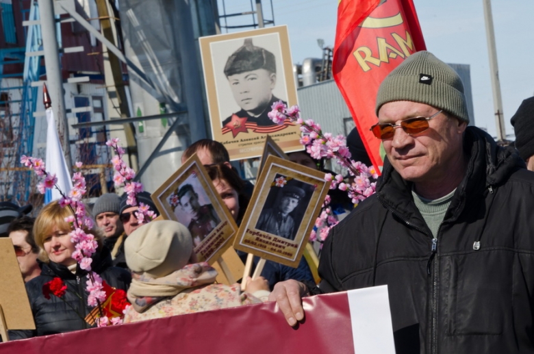 Юрий Иващенко на шествии «Бессмертного полка» в Новозаполярном