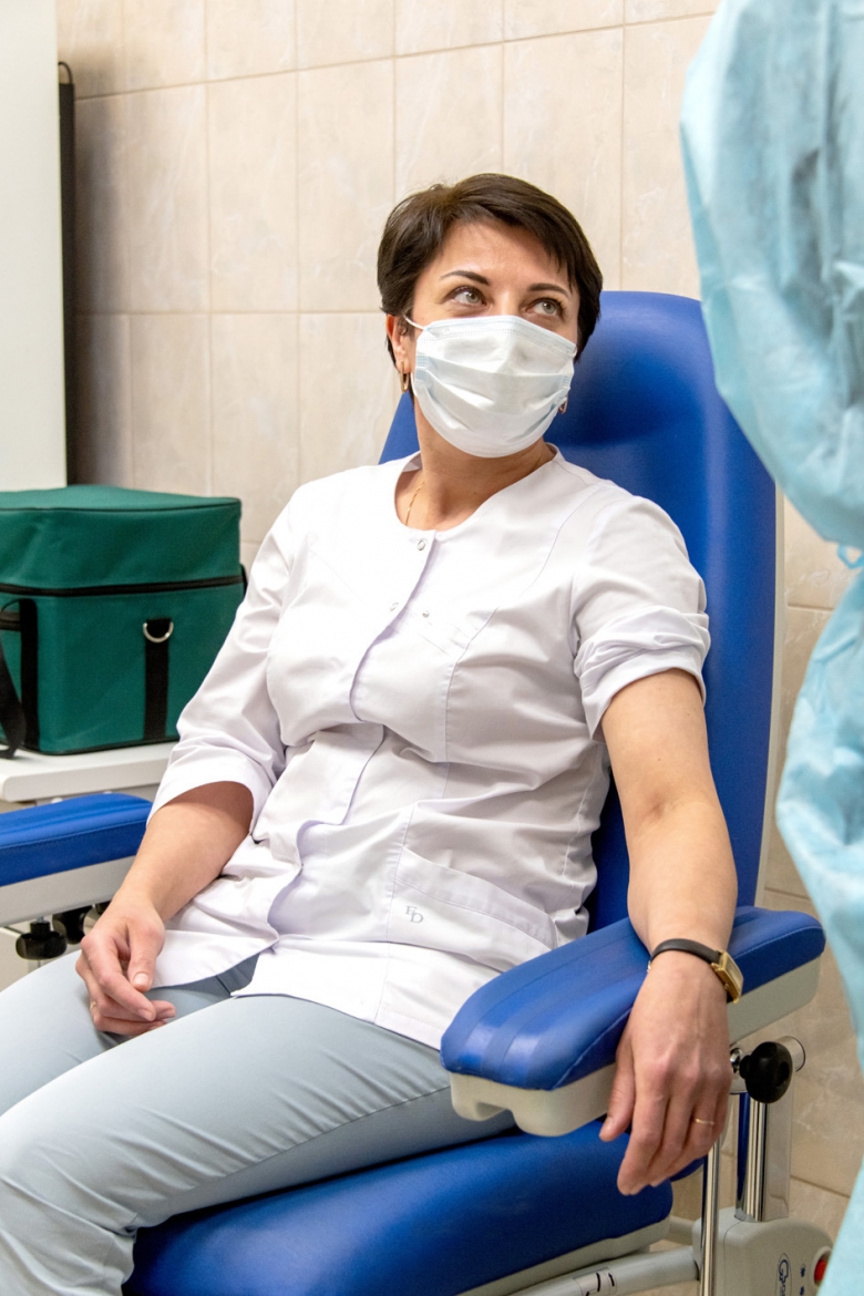 Первыми вакцину получают медики