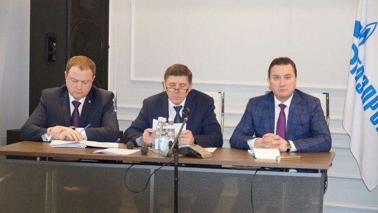 На фото слева – направо: председатель ППО «Газпром флот профсоюз» В.А. Гриднев, заместитель председателя ППО «Газпром флот профсоюз» В.Е. Гончаров, генеральный директор ООО «Газпром флот» Ю.В. Шамалов