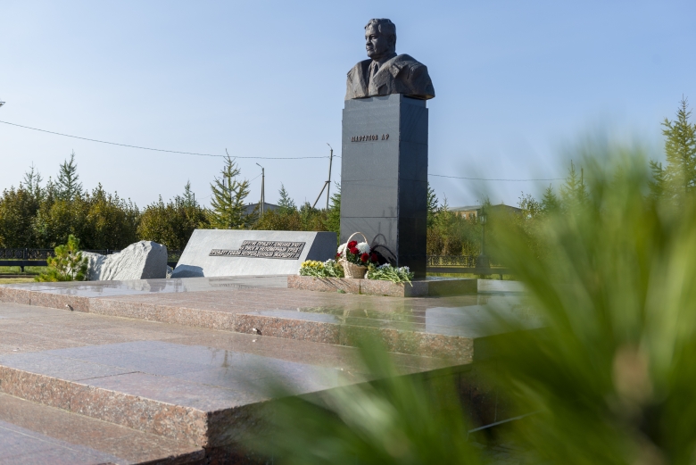 Ежегодно 18 октября, в день рождения Александра Маргулова, к его памятнику в сквере Первопроходцев работники Ямбурга приносят цветы