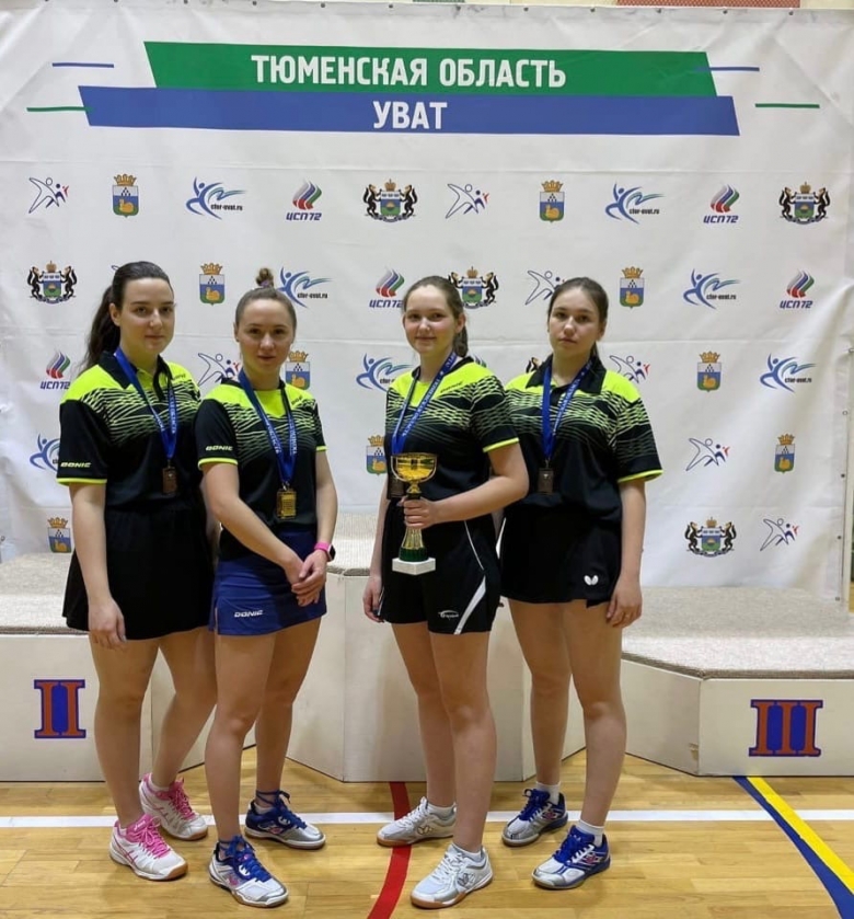 Слева, Полина Сторчак- бронзовый призёр чемпионата и первенства УрФО по настольному теннису