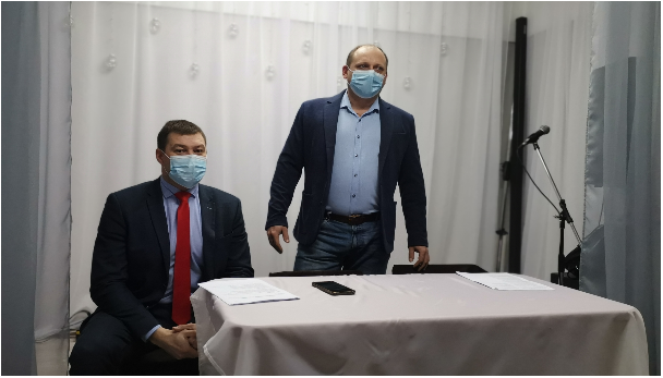 Александр Пыкин, директор Магистрального ЛПУМГ и Александр Кравченко, председатель ОППО «Газпром трансгаз Томск профсоюз» (фотография Ольги Дударевой)