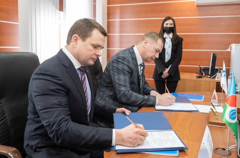 Подписание договора о взаимодействии проходило в зале селекторных совещаний газопромыслового управления