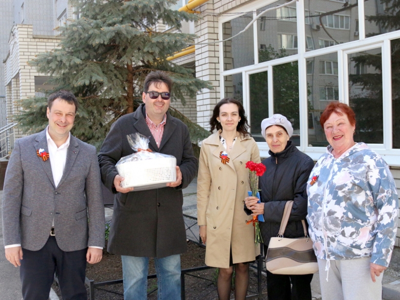 Нина Егоровна Воронова с сыном и проектировщиками