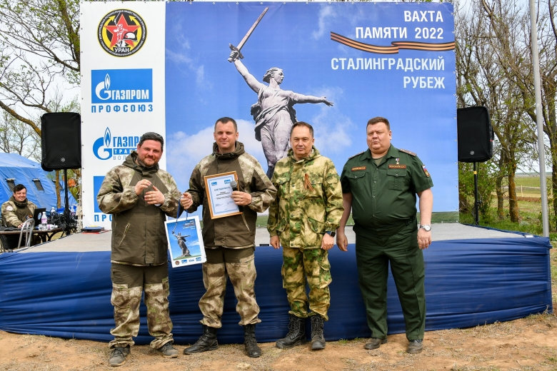 Слева направо: ответственный секретарь Межрегиональной профсоюзной организации «Газпром профсоюз» Семен Моднов, командир отряда «Горячий снег» Дмитрий Соколов, генеральный директор ООО «Газпром трансгаз Волгоград» Юрий Марамыгин, Герой России Дмитрий Воробьев