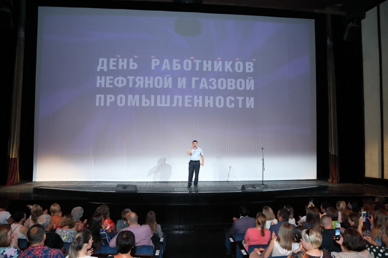 Алексей Золотов исполняет гимн Нижегородских газовиков