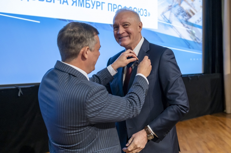 Памятный знак Межрегиональной профсоюзной организации «Газпром профсоюз» вручает Павел Фадеичев