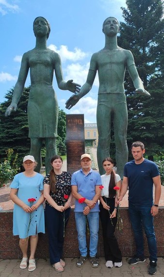 Скульпторы Грачёвы, работая над памятником, отказались от клишированных решений в виде плакатных героических поз подпольщиков. Авторы создали образы подростков, угловатых, еще не сформировавшихся, плохо представлявших, как они будут сражаться с машиной фашистской оккупации, но готовых на самопожертвование