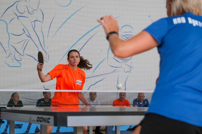 Спортсмены демонстрируют упорство и мастерство за игровым столом