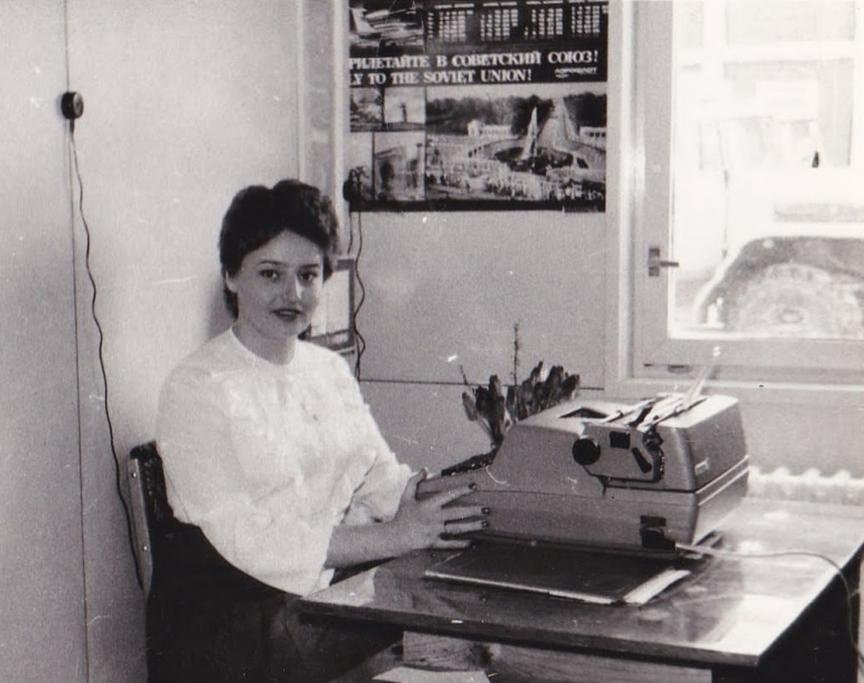 «На 8 марта 1986 года мужчины привезли нам тюльпаны вертолётом из Нового Уренгоя. Представляете, какой восторг у нас был! Кругом зима, мороз, а тут живые тюльпаны. А как они пахли!» – вспоминает Наталья Дудурич и показывает старую фотографию, на которой она на рабочем месте, а на столе те самые тюльпаны