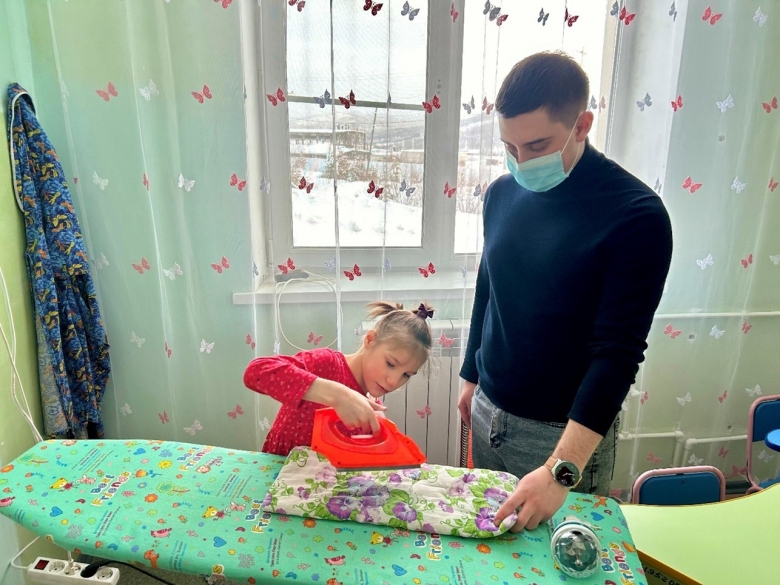 На фото: Член профсоюзного комитета ППО УАВР №2 Виталий Кащенко с воспитанницей детского дома (фотография Екатерины Шишловой)