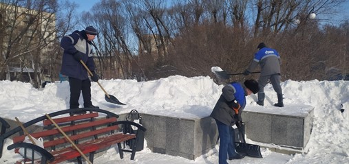  На фото: Моменты проведения «Снежной вахты» у ДНТ «Авангард» в городе Томске (фотографии Андрея Ботова)
